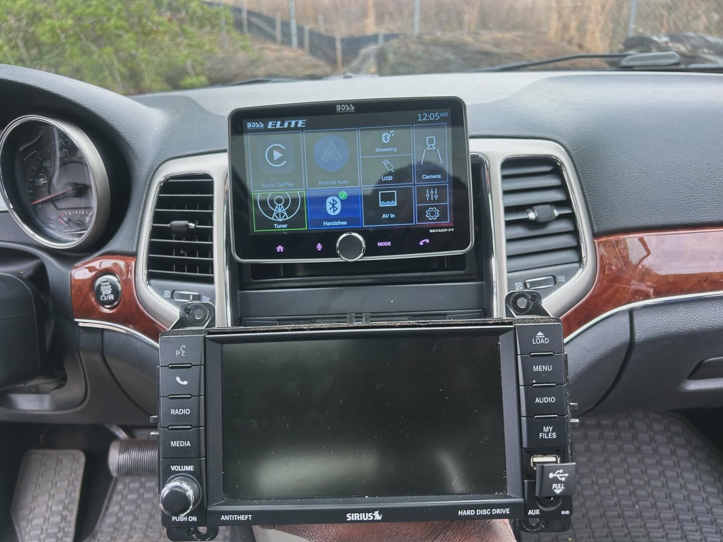 Jeep Grand Cherokee double-DIN touchscreen